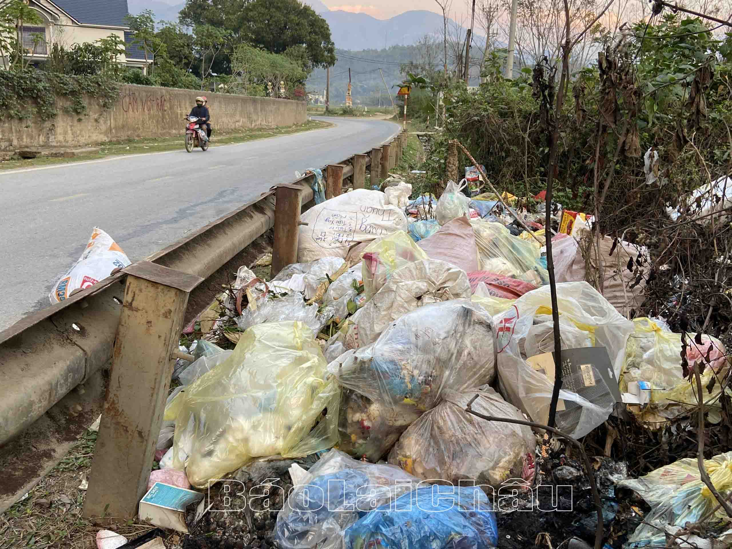 Những đống rác tự phát hình thành ngay cạnh đường từ cầu Phiêng Đanh vào thôn Tây Sơn.